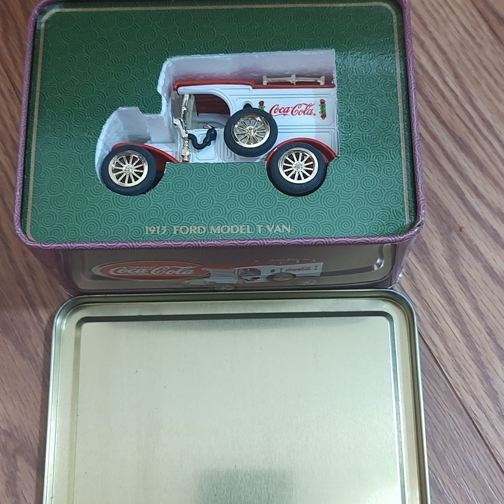 Ertl 1913 Ford Model T Coca Cola Delivery Van in Tin  Christmas Santa Theme  NIB